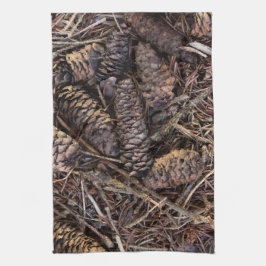 Paño De Cocina Pineconas y agujas de pino en el suelo forestal