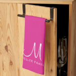 Paño De Cocina Plantilla de monograma de nombre de familia de col<br><div class="desc">Subir personalizado Añadir su diseño fotográfico o logotipo Texto elegante moderno Monograma personalizado nombre inicial / plantilla de nombre familiar toalla de cocina rosa.</div>