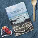 Paño De Cocina Playa de arena negra hawaiana, foto de corazón de<br><div class="desc">Relájese y disfrute de la belleza de esta preciosa playa de arena negra de Big Island cuando utilice esta toalla de cocina de 16"x24" que representa un corazón "amoroso" descubierto en la costa hawaiana. Me siento afortunado de haber visto este corazón hecho de rocas de coral, mientras caminaba esta playa...</div>