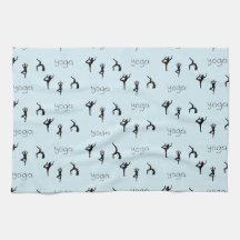 Posturas de yoga y patrón de texto en azul