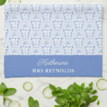 Paño De Cocina Preppy Algo Azul Monograma<br><div class="desc">Este diseño de toallas de cocina - que haría un precioso regalo de ducha de boda "Algo azul" - presenta un fondo de patrón de jengibre monocolor a acuarela pintado a mano. El panel frontal incluye espacio para el nombre y apellido cristiano del destinatario (sin embargo, puede utilizar estos espacios...</div>