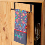 Paño De Cocina Purple Fun Floral Pattern Styly Nombre inicial<br><div class="desc">Patrón de flores morado Elegante toalla de cocina con nombre. Estas toallas de cocina únicas son un regalo perfecto para celebrar un cumpleaños, jubilación, aniversario, fiesta de limpieza, regalo de boda, etc... Una forma divertida de celebrar cualquier ocasión. Págalo con una botella de vino y hace un gran regalo para...</div>