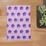 Paño De Cocina Púrpura Geranium Flor patrón sin foco en<br><div class="desc">Patrón sin foco de flor morada de geranio impreso en toalla de cocina. Toalla de cocina de diseño floral para los amantes de las flores o de la naturaleza.</div>