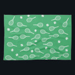 Paño De Cocina Racquets Guay White Retro Patrón Verde<br><div class="desc">Patrón de raquetas de tenis blancas y verdes para él | Pista de tenis de verano. Regalo para un jugador de tenis, partido de tenis de racquet blanco sobre un fondo verde. Regalo personalizado para un jugador de tenis. Decoración de moda para los jugadores de tenis en casa. Regalos modernos...</div>
