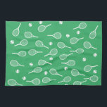 Paño De Cocina Racquets Guay White Retro Patrón Verde<br><div class="desc">Patrón de raquetas de tenis blancas y verdes para él | Pista de tenis de verano. Regalo para un jugador de tenis, partido de tenis de racquet blanco sobre un fondo verde. Regalo personalizado para un jugador de tenis. Decoración de moda para los jugadores de tenis en casa. Regalos modernos...</div>