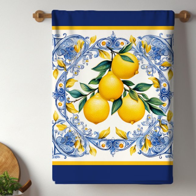 Paño De Cocina Ramo de limón de azulejo mediterráneo (Pretty blue and white lemon Mediterranean tile kitchen towels will brighten any kitchen.)