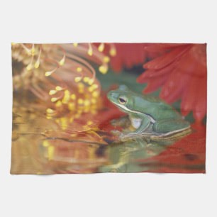 Paño De Cocina Rana y reflejos entre flores. Créditos como: