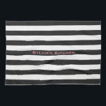 Paño De Cocina RAYA negro ajustable con nombre<br><div class="desc">Rayas horizontales contra blanco. ¡Las líneas blancas se pueden recolored - no dude en para jugar con el color de fondo para crear nuevos efectos! Su propio texto/nombre se puede modificar de todas las maneras.</div>