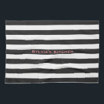 Paño De Cocina RAYA negro ajustable con nombre<br><div class="desc">Rayas horizontales contra blanco. ¡Las líneas blancas se pueden recolored - no dude en para jugar con el color de fondo para crear nuevos efectos! Su propio texto/nombre se puede modificar de todas las maneras.</div>