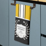 Paño De Cocina Rayas negras amarillas y negras personalizados<br><div class="desc">El diseño de las "franjas negras amarillas y amarillas" ofrece una estética audaz y contemporánea con su sorprendente estriba vertical en amarillo, blanco y negro. Este versátil diseño es perfecto para los productos de decoración casera, como almohadas de tiro, ropa de cama, cortinas, alfombras y elementos murales, que le dan...</div>