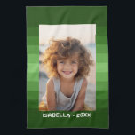 Paño De Cocina Rayas retro - Navidades verdes - Foto simple<br><div class="desc">Sombras de patrón de rayas verdes con un área de texto simple para un nombre y una fecha. Agregue su selfie o instantánea de familia favorita. Usa una foto para crear este regalo único y personal de fotos. El fondo incluye un patrón de rayas retro con una actualización limpia y...</div>