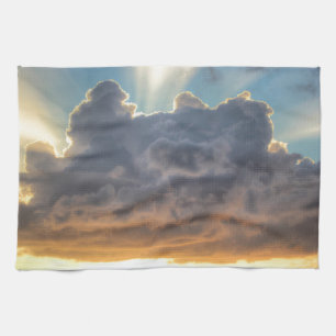 Paño De Cocina Rayos de luz al atardecer a través de nubes tormen