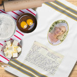 Paño De Cocina Receta de recuerdo fotográfico personalizada Keeps<br><div class="desc">Esta toalla de cocina tiene un elegante espacio oval para añadir una fotografía y una receta con rayas en cada extremo. Forma perfecta de conmemorar una receta preciada y honrar a un ser querido.</div>