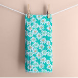 Paño De Cocina Retro Daisy Florals sobre el verde Verde azulado<br><div class="desc">Ascender la cocina con el encanto peculiar y kitsch de esta toalla de cocina de margarita floral retro de los años 60. La cocina es esencial, con un agradable patrón de margarita con pétalos blancos y centros verde pastel y naranjas, todo ello con un fondo verde azulado brillante. El suave...</div>