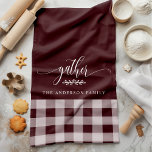 Paño De Cocina Reunir caída Borgoña y verificación de búfalos bla<br><div class="desc">Añada un toque de calidez y encanto a su cocina con esta toalla de cocina Gather Fall Burgundy & White Buffalo Check. Esta toalla de personalizable presenta un estilo clásico de guarnición de búfalo con la palabra "reunir" y un nombre de familia. Es ideal para crear un ambiente acogedor y...</div>