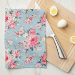 Paño De Cocina Rosas rosadas de algodón en fondo azul<br><div class="desc">Elegante y romántico estampado floral sin costura con rosas rosa rosa pastel estilo cabaña con flores silvestres blancas y rosas sobre fondo azul cielo claro.</div>