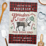 Paño De Cocina Rústica granja de renos nombre personalizado de gr<br><div class="desc">Decore su hogar para Navidades con esta toalla de cocina personalizada de caña de renos. Este letrero de aspecto vintage dice: "Bienvenidos a la granja de renos (su nombre) / cabalgatas Sleigh gratis / Hot Cocoa - Blankets - Caroling - Meet Santa." Todo el texto se puede personalizar a través...</div>