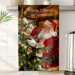 Paño De Cocina Santa Decorando árbol de Navidad personalizado<br><div class="desc">Celebra la magia de los Navidades con esta toalla de cocina personalizada con Santa Claus recortando el árbol de Navidad. Con colores cálidos para las vacaciones y detalles complejos, esta toalla añade encanto festivo a la decoración de la cocina. Personalízalo con tu apellido para convertirlo en un querido placer de...</div>