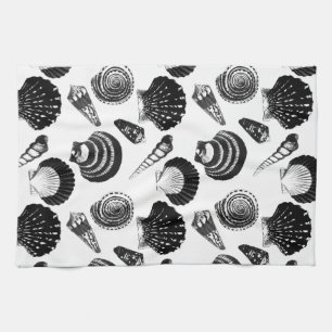 Paño De Cocina Seashells - blancos y negros en un fondo blanco