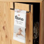 Paño De Cocina Sencillo y Moda | Collage de fotos cardíaco para N<br><div class="desc">Esta toalla de moda en blanco y negro incluye una cuadrícula con fotos de once de tus fotos personales, y la moderna tipografía de escritura moderna que dice "nana". También hay un pequeño y elegante corazón con un falso aspecto de oro rosa. Un regalo simple, minimalista y absolutamente elegante para...</div>