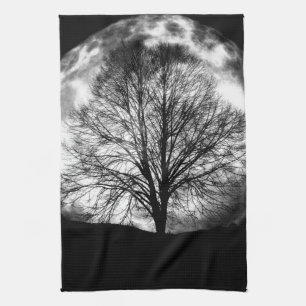 Paño De Cocina Silueta de árbol frente a una luna llena