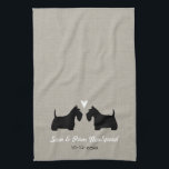 Paño De Cocina Siluetas de perro aterrador escocés con Personaliz<br><div class="desc">Siluetas Terrier Escoceses Enfrentándose con Corazón y Texto Personalizado. Personalice este diseño personalizado con los nombres de la novia y el novio, la fecha del boda o sus mejores deseos para la pareja feliz. Es un gran regalo para duchas de novias, bodas y aniversarios de hito. Una toalla de cocina...</div>