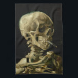 Paño De Cocina Skeleton con cigarrillo en llamas | Vincent van Go<br><div class="desc">El cráneo de un esqueleto con cigarrillo en llamas (1886) de Vincent van Gogh es un cuadro sorprendente y poco convencional que presenta un cráneo humano con un cigarrillo iluminado entre los dientes. El fondo oscuro aumenta la oscuridad de la figura esquelética, mientras que la pequeña columna de humo añade...</div>