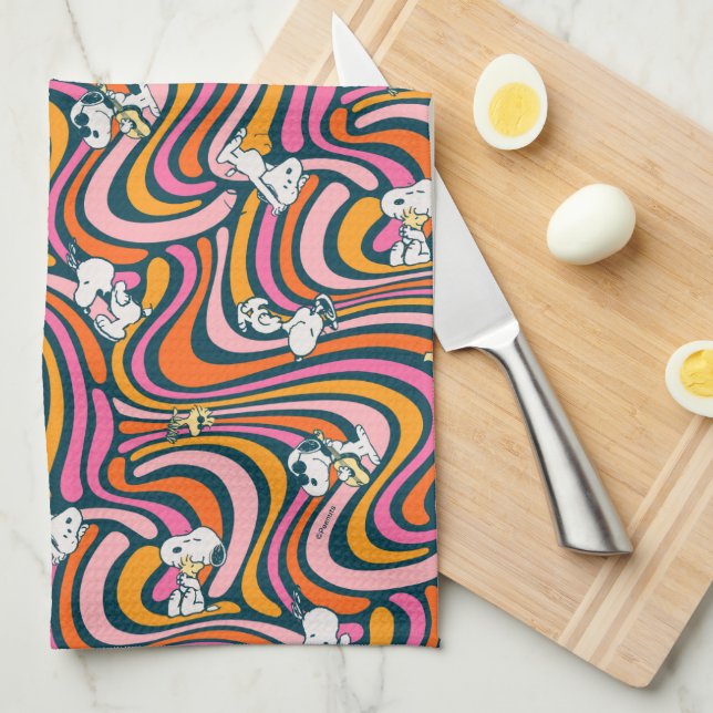 Paño De Cocina Snoopy & Woodstock Groovy Vibes Patrón púrpura (Doblado Cuarto)