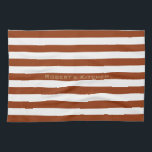 Paño De Cocina STRIPS Marrón ajustable con nombre<br><div class="desc">Bandas horizontales contra el blanco. Las líneas blancas pueden ser coloreadas - siéntase libre de jugar con el color de fondo para crear nuevos efectos! Su propio texto/nombre se puede modificar de todas formas.</div>