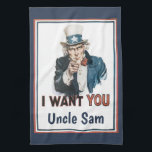Paño De Cocina Tío Sam Patriótico Vintage Quiero a TI<br><div class="desc">Ilustración vintage patriotismo militar arte de cartel de guerra de James Montgomery Flagg,  1917. Este arte de portada de la Primera Guerra Mundial presenta al icónico Tío Sam con una mirada severa señalándote y usando un sombrero patriótico de estrellas y rayas,  el título es "Quiero a TI"</div>