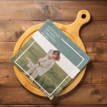 Paño De Cocina Un regalo encantador para la familia verde fotográ<br><div class="desc">Presentamos el moderno regalo de la familia verde fotográfica! Este regalo es una manera perfecta de capturar y celebrar el amor y la unión dentro de una familia, a la vez que se añade un toque de elegancia y modernidad a cualquier decoración de casa. El regalo de la familia verde...</div>