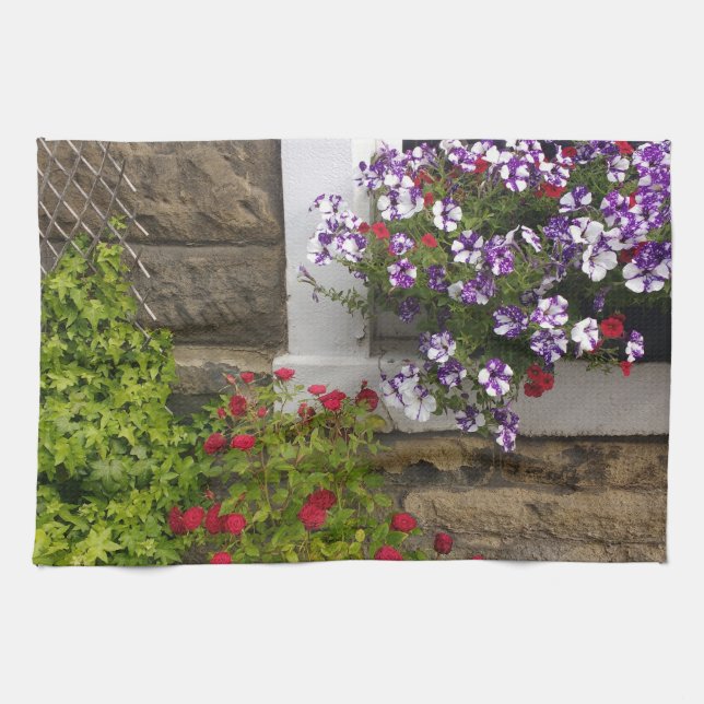 Paño De Cocina Ventana de cabaña escocesa con petunias y rosas (Horizontal)