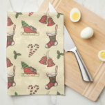 Paño De Cocina Vintage Christmas Kitchen Toque<br><div class="desc">Vintage Navidad Kitchen Toalla Abrar cualquier cocina con toallas de cocina nuevas! Estos paños, fabricados con una duradera mezcla de poliéster, secan muy bien y quedarán geniales con tu texto, iniciales o diseños impresos a todo color. Diseñados para aguantar el paso del tiempo, lavables a máquina y, además, ¡cumplen su...</div>