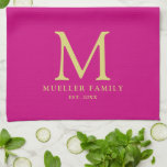 Paño De Cocina Viva Magenta color sólido dorado nombre de familia<br><div class="desc">Subir personalizado Añadir su foto o logotipo Texto Elegante Moderno Monograma Cocina & Comedor / Lino de mesa y cocina/ Plantilla inicial de nombre familiar Monograma dorado Viva Magenta Toalla de cocina de color sólido.</div>