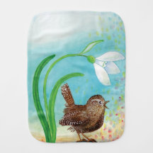 Ave silvestre canta al amanecer en primavera