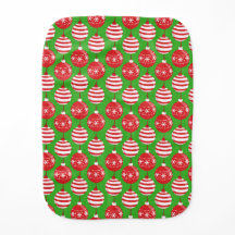 FILAS DE ORNAMENTOS DE NAVIDAD ROJA Y VERDE