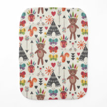 Pequeños indios queman ropa