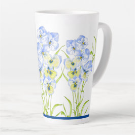 Pánsitos helados azules en una gran taza de latte