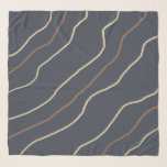 Pañuelo Arena de moda y rayas marrones Azul oscuro<br><div class="desc">El diseño de rayas de moda en tonos dorados y marrones sobre un fondo azul oscuro le da un toque elegante a su conjunto. Los colores oro ancestral, penique de trigo y azul de carbón se utilizan para esta impresión a rayas. Diseñado exclusivamente para usted por Happy Dolphin Studio. Póngase...</div>