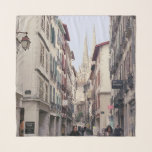 Pañuelo Calle de Bayona<br><div class="desc">La fotografía original de ZoeSPEAK en esta plaza Chiffon Scarf fue tomada en Bayona, Francia, mirando una de las hermosas calles de la ciudad bordeadas de tiendas y con vistas a la catedral. La bayoneta fue inventada en Bayona.</div>