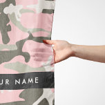 Pañuelo Camuflaje rosa y verde Tu nombre Personaliza<br><div class="desc">Elegante,  elegante y sofisticado camuflaje de color rosa y verde. Regalo moderno y moderno,  perfecto para el amante del ejército en tu vida. Personalice agregando su nombre,  apodo,  monograma o iniciales.</div>