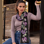 Pañuelo Chiffon Scarf morado negro floral<br><div class="desc">Larga bufanda rectangular de chicharrones con hermosas flores moradas sobre un fondo negro oscuro con tonos verdes y una franja de corazoncitos a ambos lados de cada estampado floral.</div>