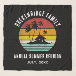 Pañuelo Coincidencia familiar en casa de playa de la Reuni<br><div class="desc">¿Ir de vacaciones familiares de verano? Personalizar este retro diseña para toda la familia agregando su apellido o texto personalizado, y año de la aventura. Espero que no se trate solamente del diseño genial que captó tu atención, sino del hecho de que nunca lo encontrarás en una tienda por departamentos,...</div>