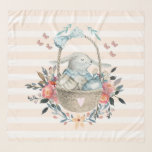 Pañuelo Conejo lindo en una canasta con huevos y flores de<br><div class="desc">Cuidada bufanda de chiffon. Patrón rayado de color blanco y de color blanco. Un ilustracion digital hecho con acuarelas. Un conejo encantador con un vestido azul sentado en una cesta rodeada de huevos. Las mariposas revolotean alrededor de la cesta decorada con un florido ramo.</div>