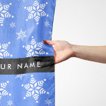 Pañuelo Copos de nieve blancos, azul, tu nombre, personali<br><div class="desc">Patrón lindo,  divertido y adorable con copos de nieve blancos sobre fondo azul. Un regalo moderno y de moda,  perfecto para los amantes de la nieve en su vida. Personalice agregando su nombre,  apodo,  monograma o iniciales.</div>