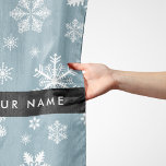 Pañuelo Copos de nieve blancos, gris, tu nombre, personifi<br><div class="desc">Patrón lindo,  divertido y adorable con copos de nieve blancos sobre fondo gris. Un regalo moderno y de moda,  perfecto para los amantes de la nieve en su vida. Personalice agregando su nombre,  apodo,  monograma o iniciales.</div>