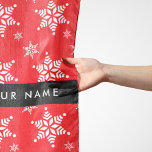Pañuelo Copos de nieve blancos, rojo, tu nombre, personali<br><div class="desc">Patrón lindo,  divertido y adorable con copos de nieve blancos sobre fondo rojo. Un regalo moderno y de moda,  perfecto para los amantes de la nieve en su vida. Personalice agregando su nombre,  apodo,  monograma o iniciales.</div>