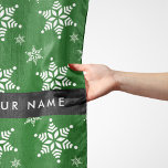 Pañuelo Copos de nieve blancos, verdes, tu nombre, persona<br><div class="desc">Patrón lindo,  divertido y adorable con copos de nieve blancos sobre fondo verde. Un regalo moderno y de moda,  perfecto para los amantes de la nieve en su vida. Personalice agregando su nombre,  apodo,  monograma o iniciales.</div>