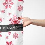 Pañuelo Copos de nieve rojos, tu nombre, personaliza<br><div class="desc">Patrón lindo,  divertido y adorable con copos de nieve rojos sobre fondo blanco. Un regalo moderno y de moda,  perfecto para los amantes de la nieve en su vida. Personalice agregando su nombre,  apodo,  monograma o iniciales.</div>