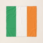 Pañuelo Cuadrada de escarlata con bandera de Irlanda<br><div class="desc">¡Mejore su armario con nuestro pañuelo cuadrado con la bandera de Irlanda! Diseñado con atención a los detalles, este pañuelo es más que sólo un accesorio; es una celebración de la rica herencia cultural y el orgullo nacional de Irlanda. El diseño exhibe con orgullo la icónica tricolor de verde, blanco...</div>